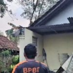 Petugas BPBD Magetan meninjau dan mendata rumah warga yang rusak akibat puting beliung di Kartoharjo