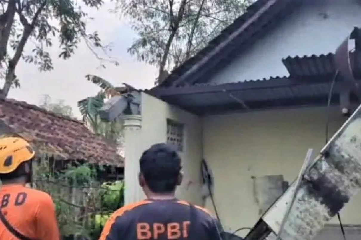 Petugas BPBD Magetan meninjau dan mendata rumah warga yang rusak akibat puting beliung di Kartoharjo