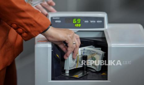 Ilustrasi penukaran mata uang dolar Amerika Serikat dan rupiah