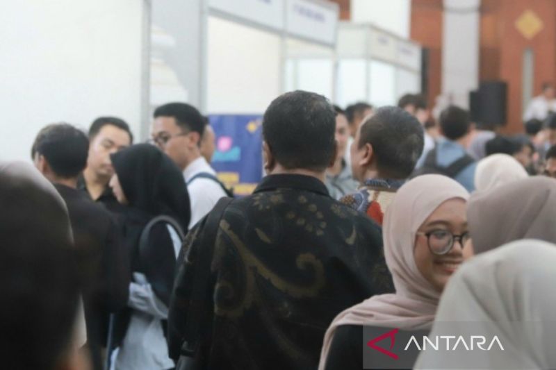 Suasana bursa kerja di Pamekasan dengan stan perusahaan dan pencari kerja