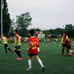 Pemain sepak bola muda berlatih di lapangan hijau