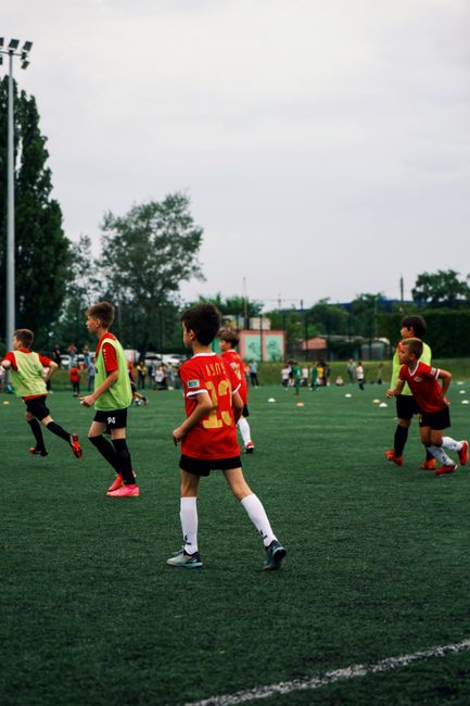 Pemain sepak bola muda berlatih di lapangan hijau