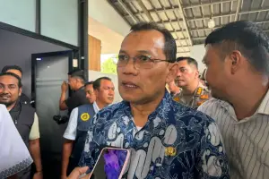 Kepala Dinas Tenaga Kerja Aceh menyampaikan keterangan kepada pekerja migran