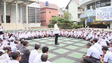 Wakil Menteri Dalam Negeri berdiskusi dengan siswa di lapangan sekolah