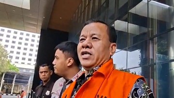 Bupati Kuantan Singingi nonaktif Suhardiman Amby dalam proses hukum