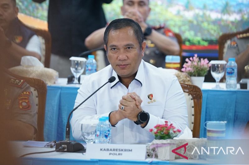 Petugas kepolisian dalam penanganan kebakaran hutan dan lahan