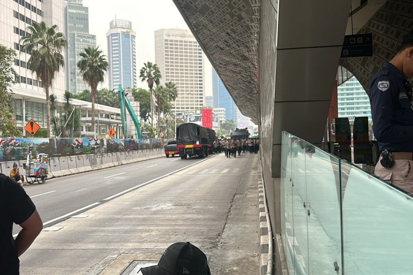 Arus lalu lintas di sekitar Bundaran HI Jakarta