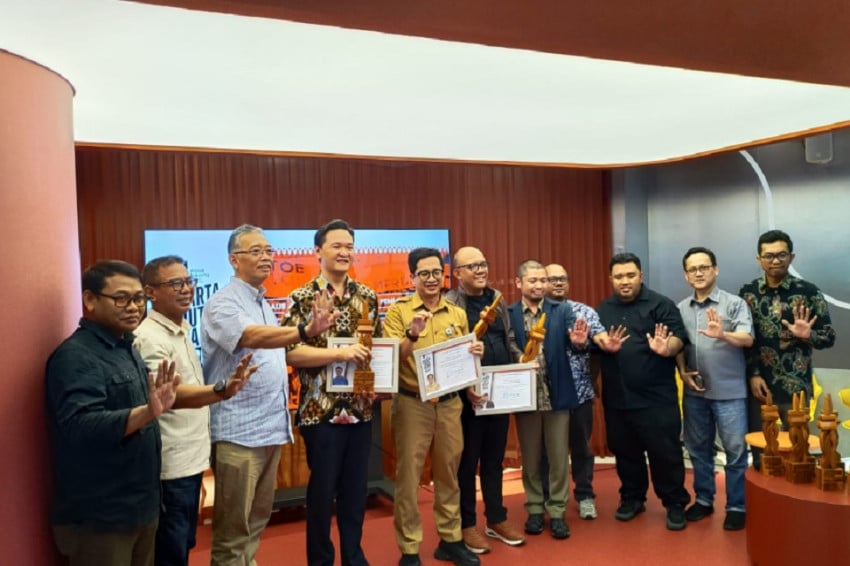 Para pemuda penerima penghargaan di atas panggung