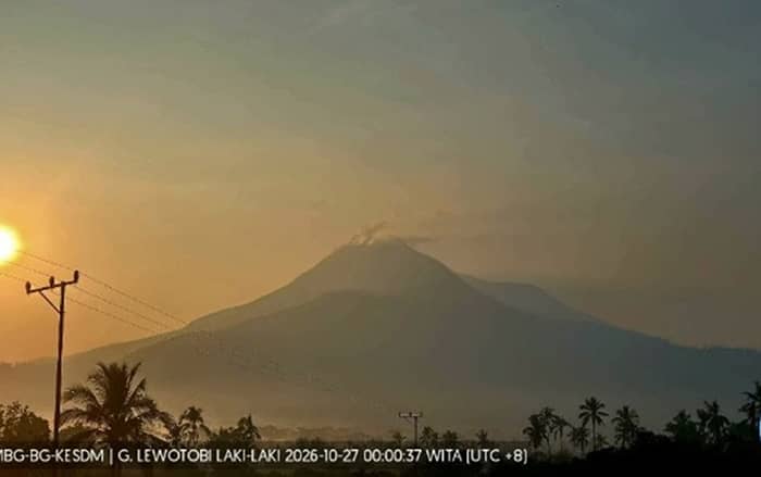 Visual Gunung Lewotobi Laki-laki, Senin (26/10). Foto: Magma Indonesia