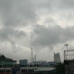Hujan mengguyur jalan di Pekanbaru