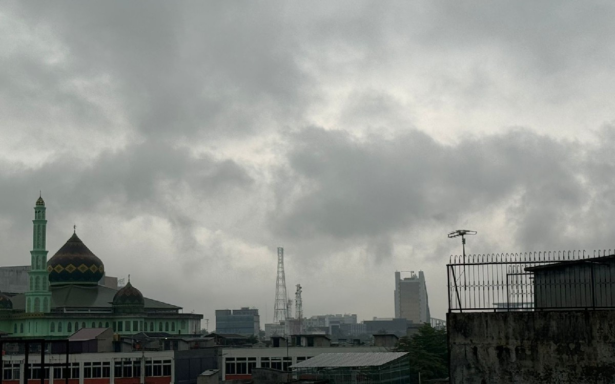 Hujan mengguyur jalan di Pekanbaru
