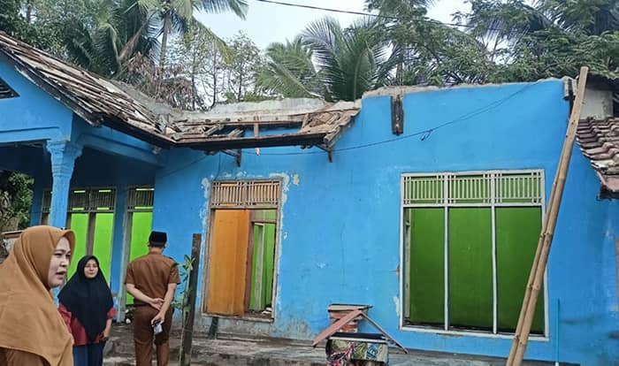 Hujan dan Angin Kencang Ambrukkan Rumah Warga di Ciamis, Pemilik Mengungsi