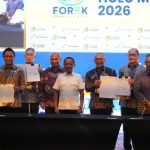 Fasilitas industri pengolahan gas dengan jaringan pipa di kawasan industri