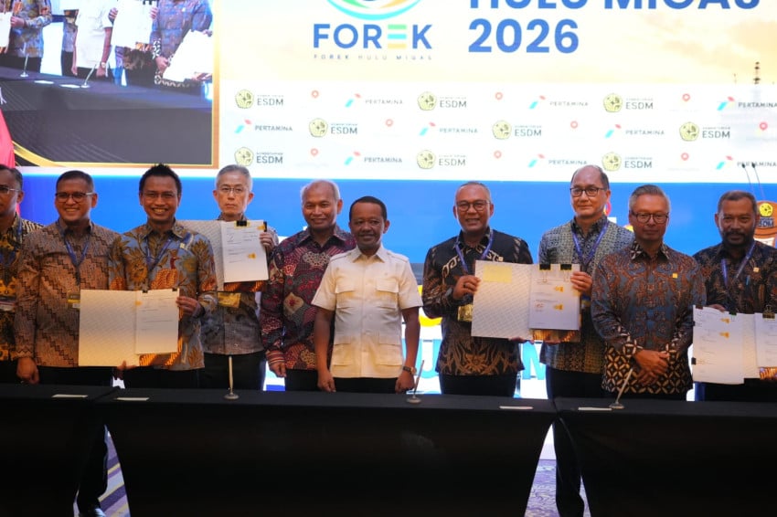 Fasilitas industri pengolahan gas dengan jaringan pipa di kawasan industri