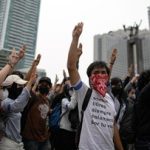 Massa mahasiswa berdemonstrasi di kawasan Bundaran Hotel Indonesia Jakarta
