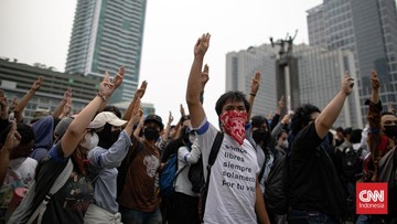 Massa mahasiswa berdemonstrasi di kawasan Bundaran Hotel Indonesia Jakarta