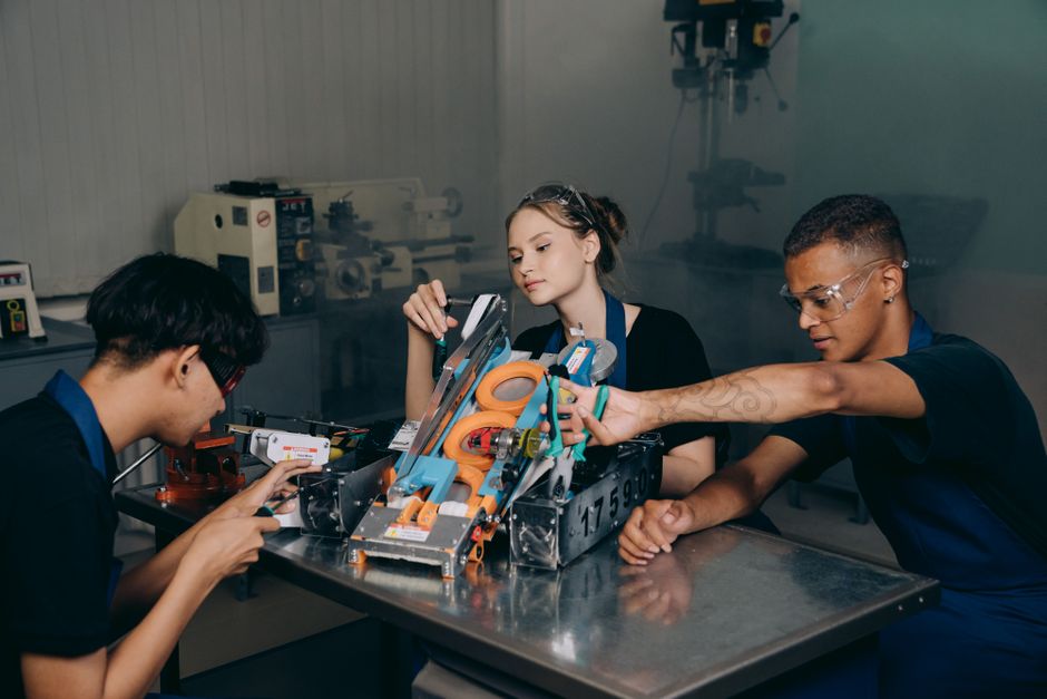 Pelajar merakit proyek robotika di laboratorium pendidikan