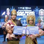 Agam Riffad Syabil dan Inong Meutya Azzahra memegang papan Juara I pada malam penobatan Agam Inong Banda Aceh 2026 di atas panggung