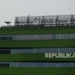 Gedung hijau RSUD Pasar Minggu Jakarta Selatan dengan papan nama rumah sakit di atap