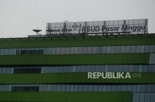 Gedung hijau RSUD Pasar Minggu Jakarta Selatan dengan papan nama rumah sakit di atap