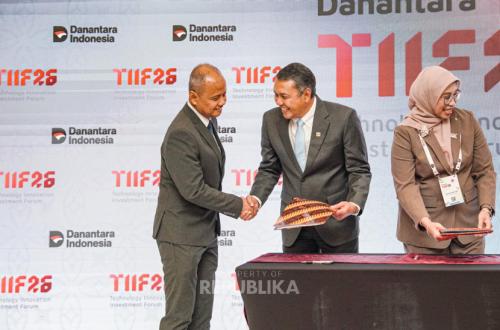 Seremoni penandatanganan kerja sama tiga BUMN dengan latar Danantara Indonesia