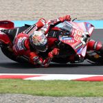 Marc Marquez memacu motor Ducati merah bernomor 93 di lintasan balap