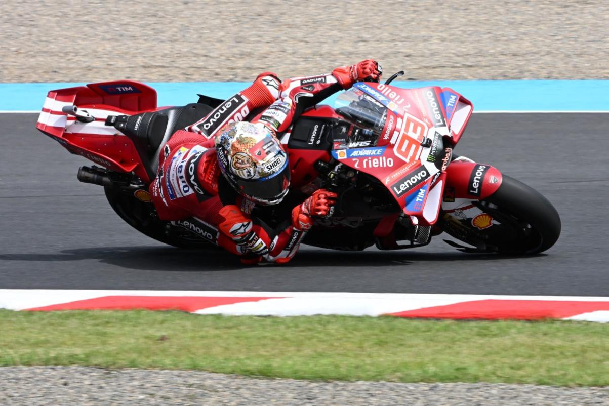 Marc Marquez memacu motor Ducati merah bernomor 93 di lintasan balap
