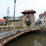 Jembatan dan gapura kawasan Pasar Baru Jakarta dengan bangunan-bangunan tua di sekitarnya