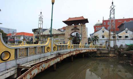 Jembatan dan gapura kawasan Pasar Baru Jakarta dengan bangunan-bangunan tua di sekitarnya