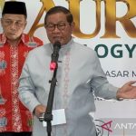 Gubernur DKI Jakarta Pramono Anung berbicara dengan mikrofon di sebuah acara