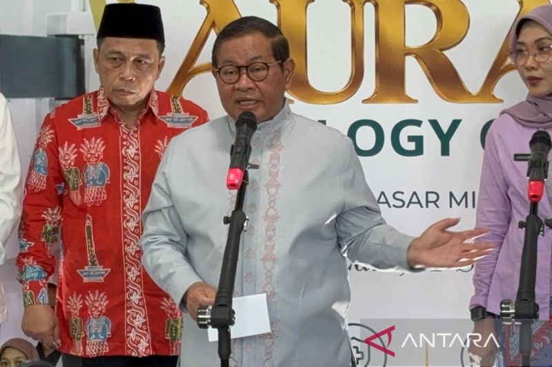Gubernur DKI Jakarta Pramono Anung berbicara dengan mikrofon di sebuah acara