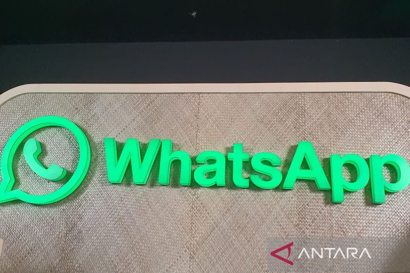 Logo WhatsApp berwarna hijau terang pada papan nama