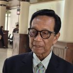 Gubernur DIY Sri Sultan Hamengkubuwono X berbicara kepada media