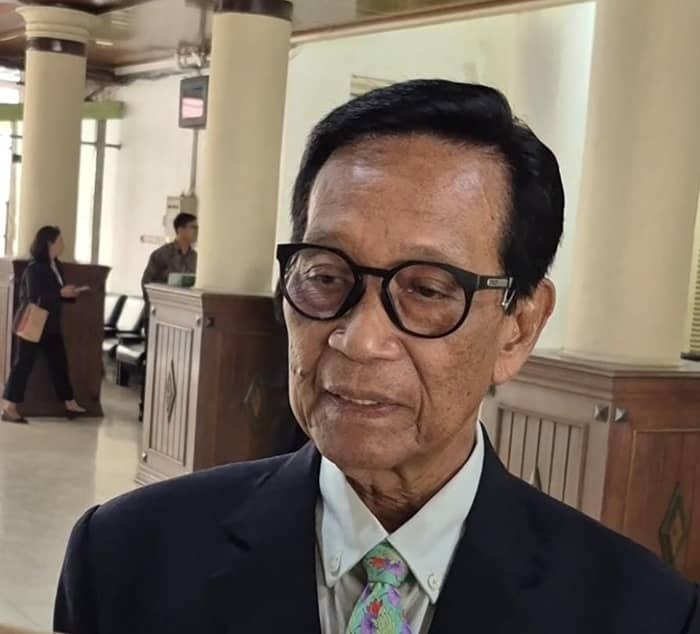 Gubernur DIY Sri Sultan Hamengkubuwono X berbicara kepada media