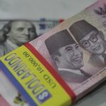 Ilustrasi mata uang rupiah yang melemah terhadap dolar Amerika Serikat