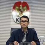 Juru bicara KPK Budi Prasetyo berbicara kepada media