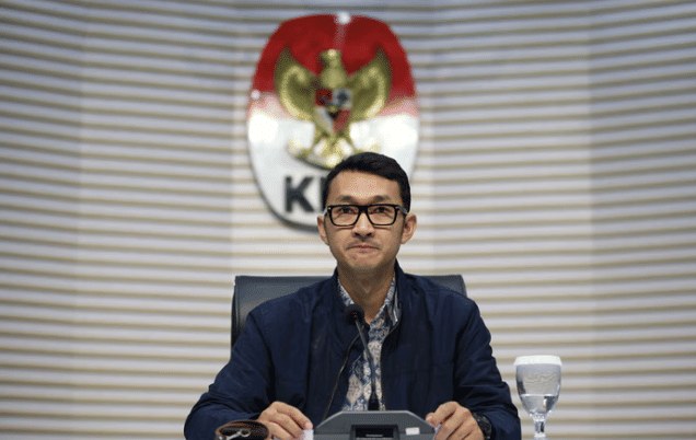 Juru bicara KPK Budi Prasetyo berbicara kepada media