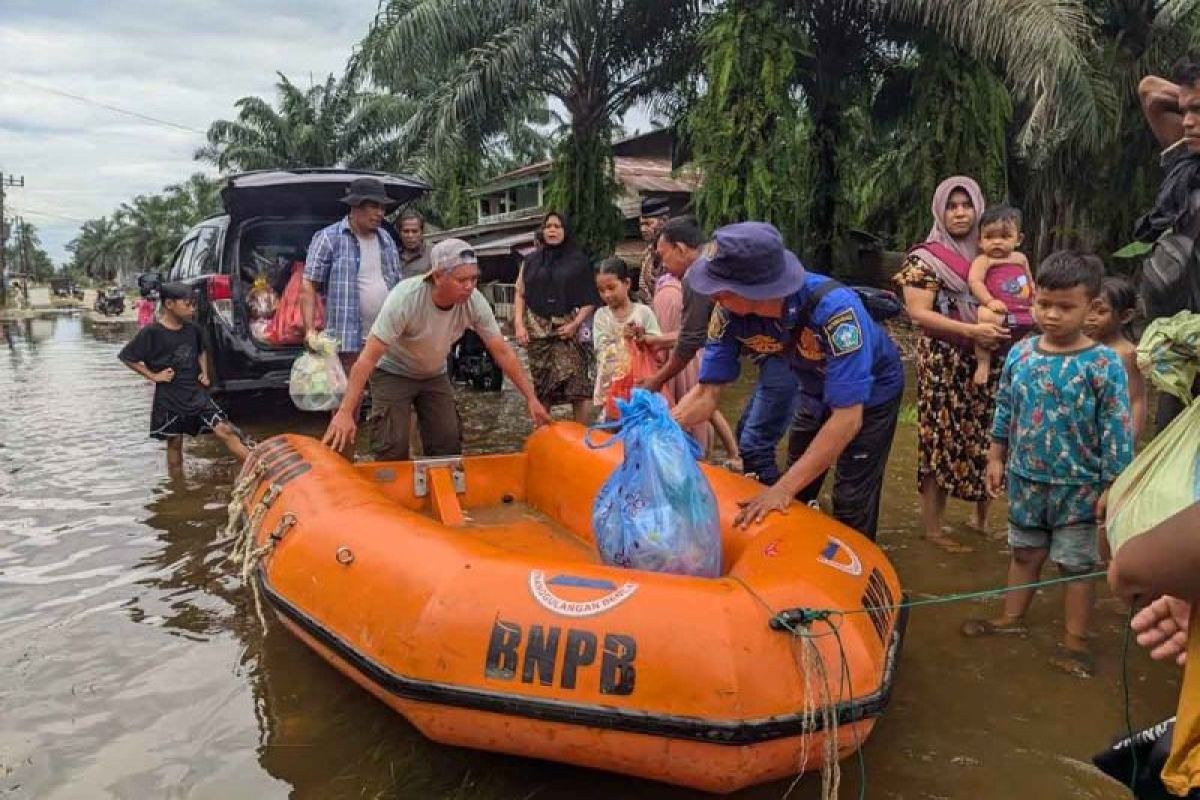 Tim gabungan mengevakuasi warga terdampak banjir di Aceh Selatan dengan perahu di genangan air
