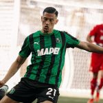 Jay Idzes, bek Sassuolo dan tim nasional Indonesia, di lapangan hijau