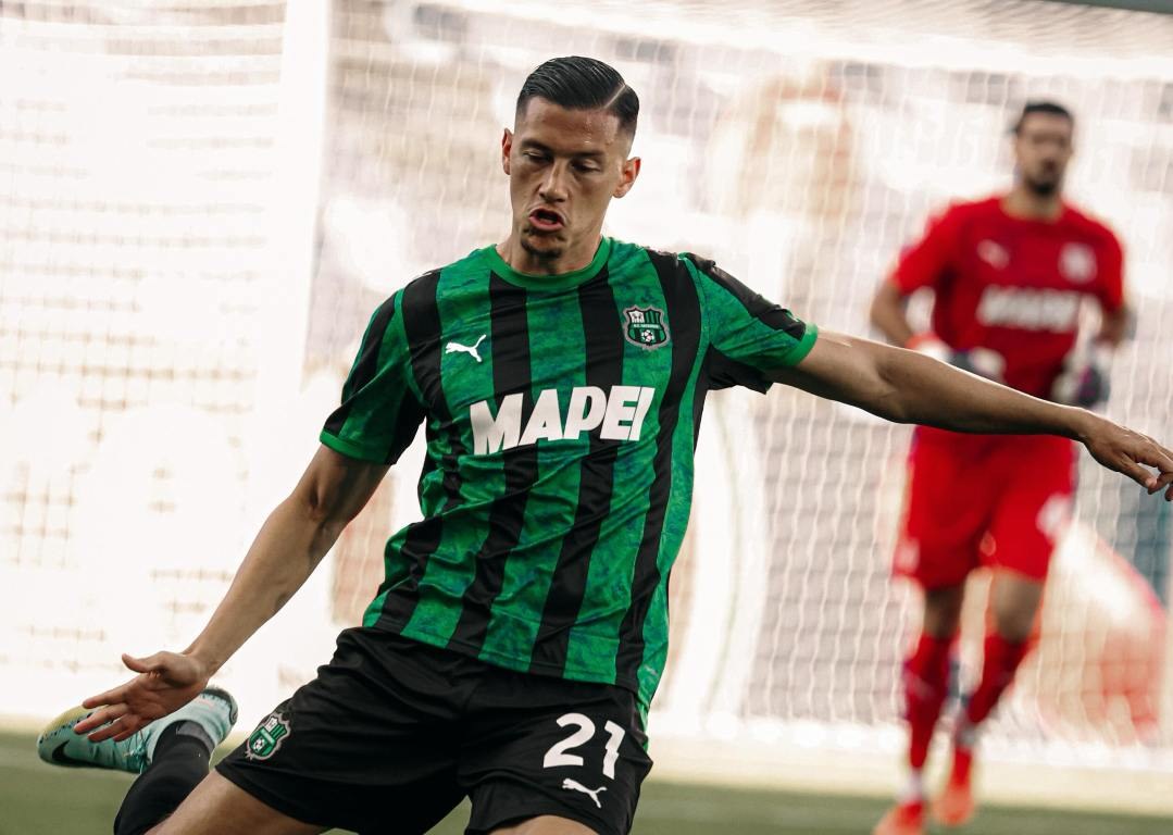 Jay Idzes, bek Sassuolo dan tim nasional Indonesia, di lapangan hijau