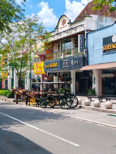 Andong dan bangunan pertokoan di Jalan Malioboro, Yogyakarta, pada siang hari