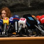 Deretan mikrofon berbagai media di atas meja konferensi pers