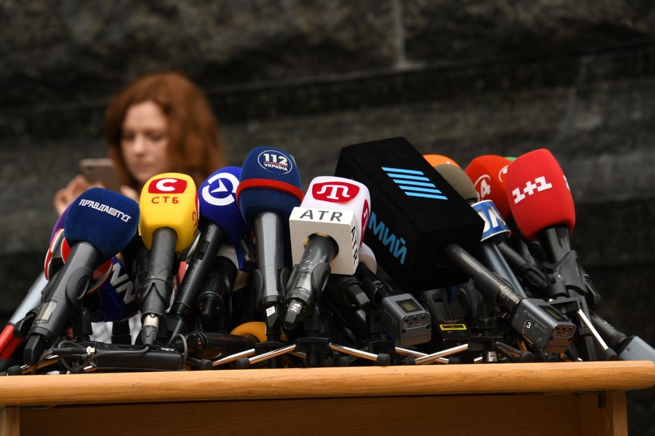 Deretan mikrofon berbagai media di atas meja konferensi pers