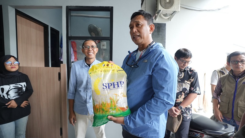 Karung-karung beras dalam stok gudang