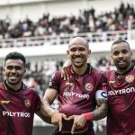 Pemain Java United merayakan gol di stadion dengan penonton di belakang