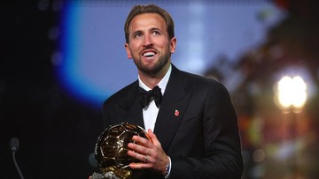 Harry Kane dan Alexia Putellas memegang trofi Ballon d'Or 2026