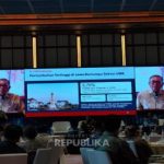 Suasana forum economic outlook dengan layar presentasi pertumbuhan ekonomi dan sektor UMKM