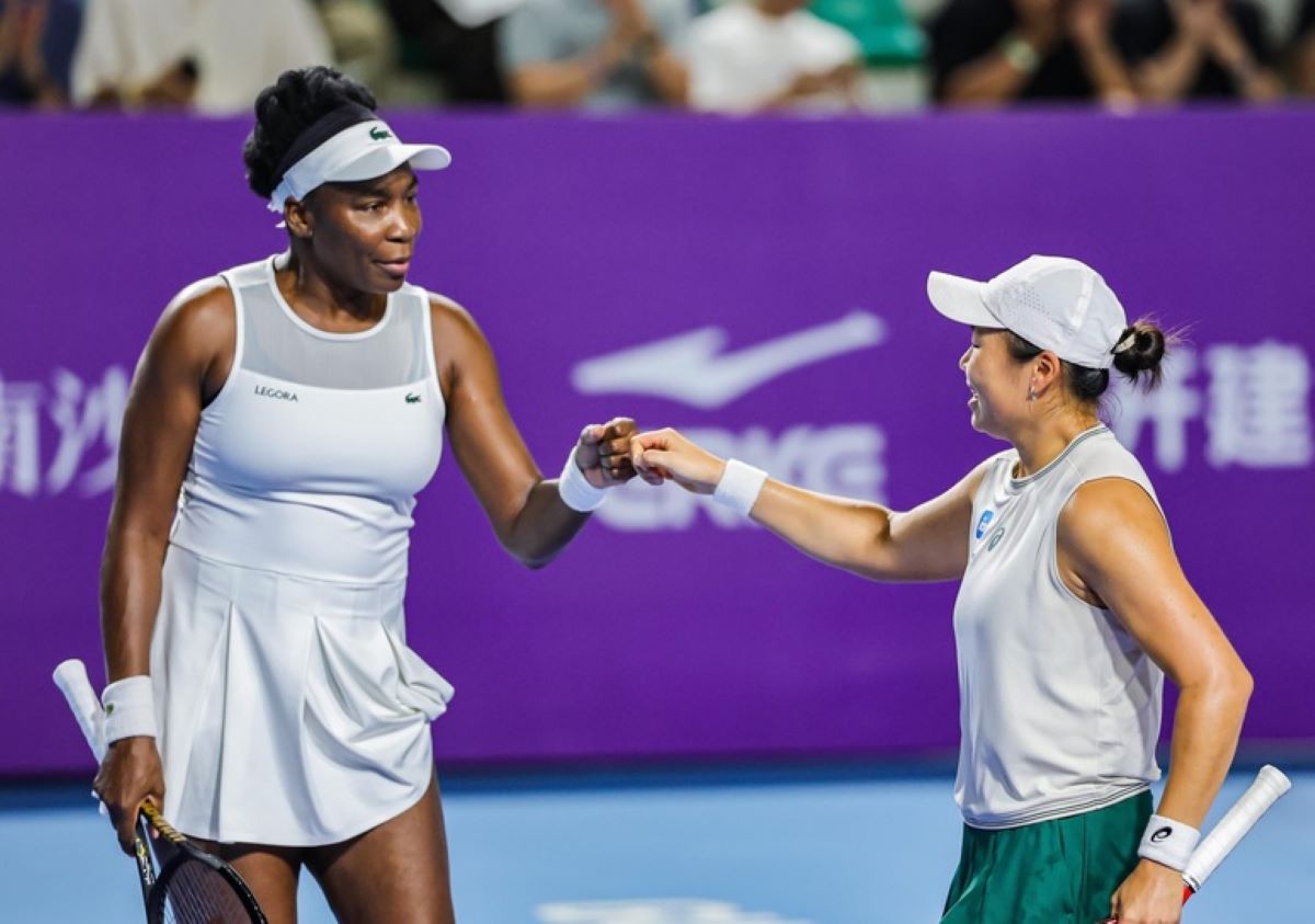 Janice Tjen bersama Venus Williams di Guangzhou Open 2026