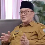 Petugas memeriksa kelaikan kendaraan angkutan dalam kegiatan ramp check