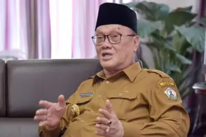 Petugas memeriksa kelaikan kendaraan angkutan dalam kegiatan ramp check